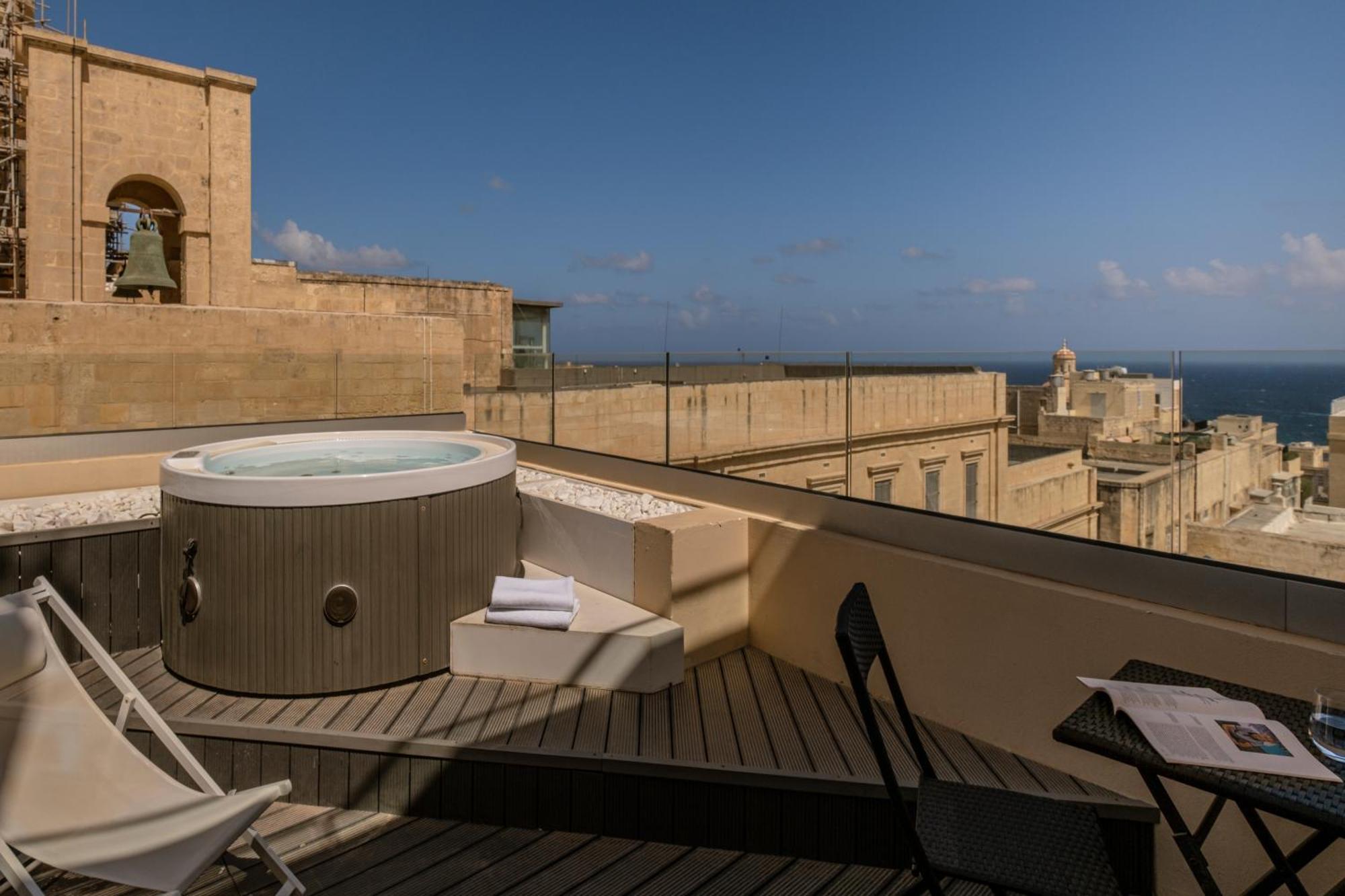 Premium Suite Hot Tub,1614869261:JPEG